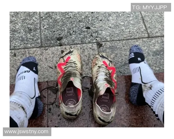 足球明星同款白色休闲鞋时尚潮流新选择让你轻松搭配出街魅力